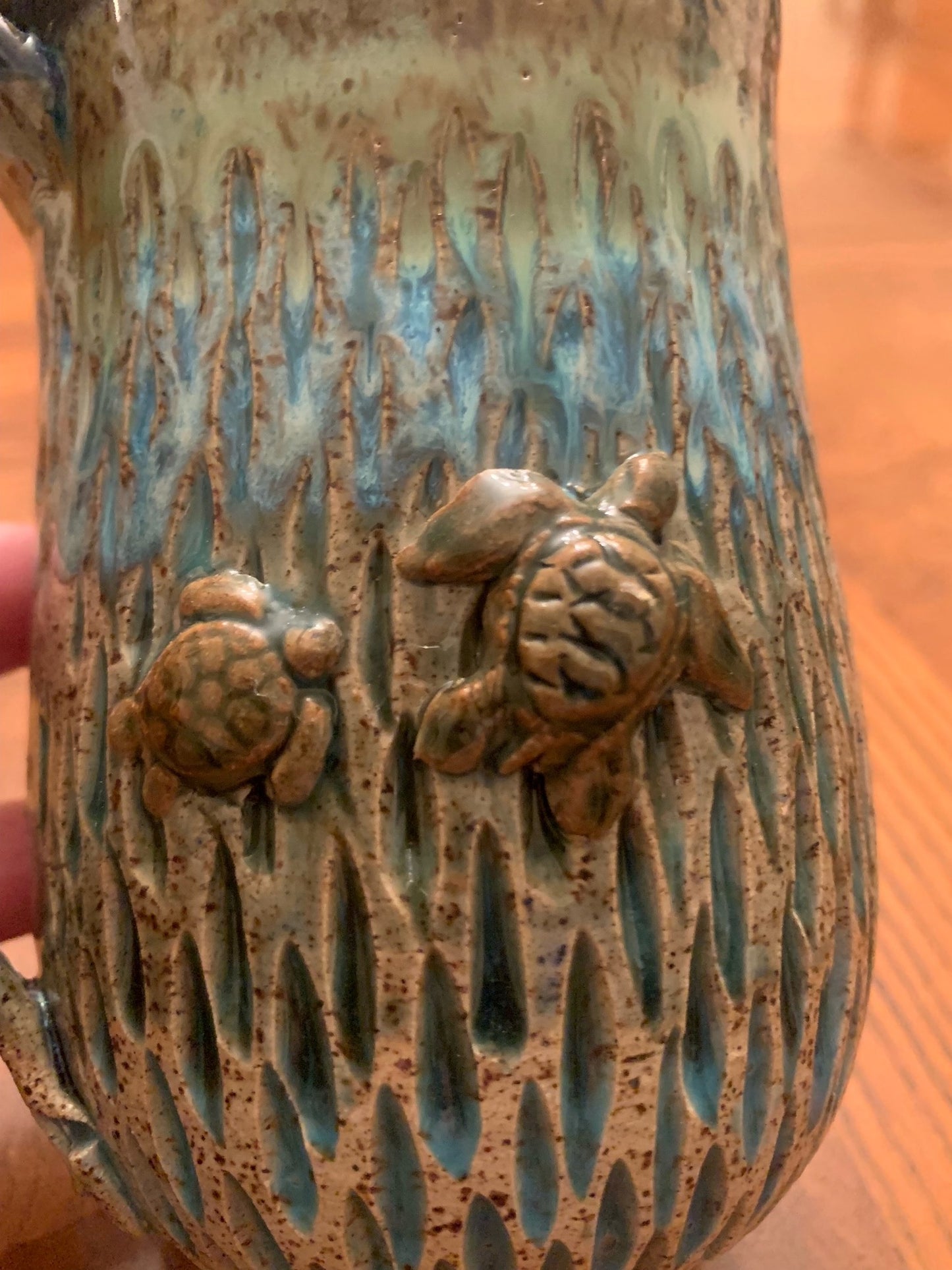 Mug with thumb rest and two turtles